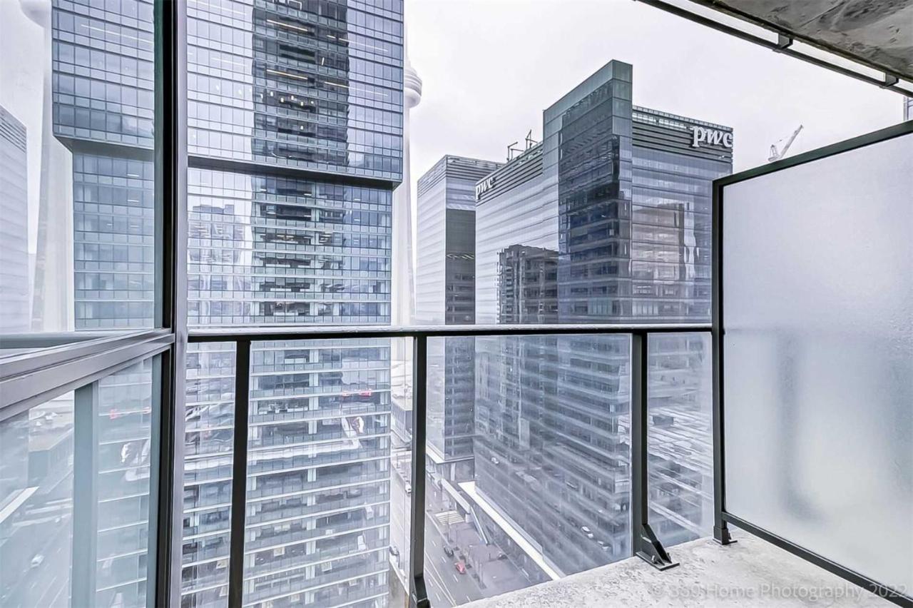 Prime Location - Stunning 2-Bdrm Condo Торонто Экстерьер фото
