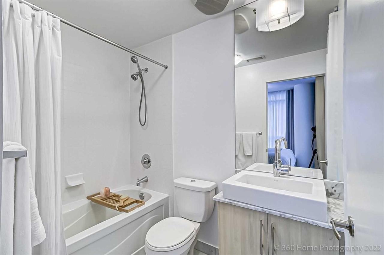 Prime Location - Stunning 2-Bdrm Condo Торонто Экстерьер фото